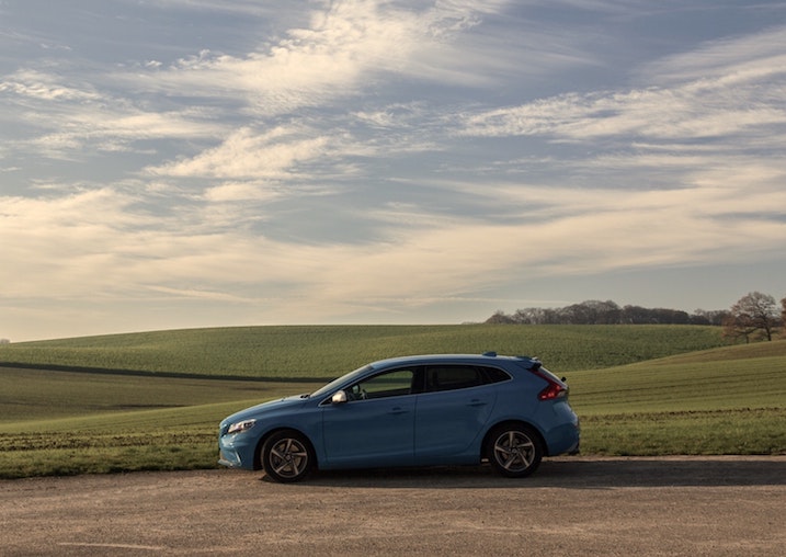 Mon assurance couvre-t-elle les dommages causés à une voiture que je loue à court terme?